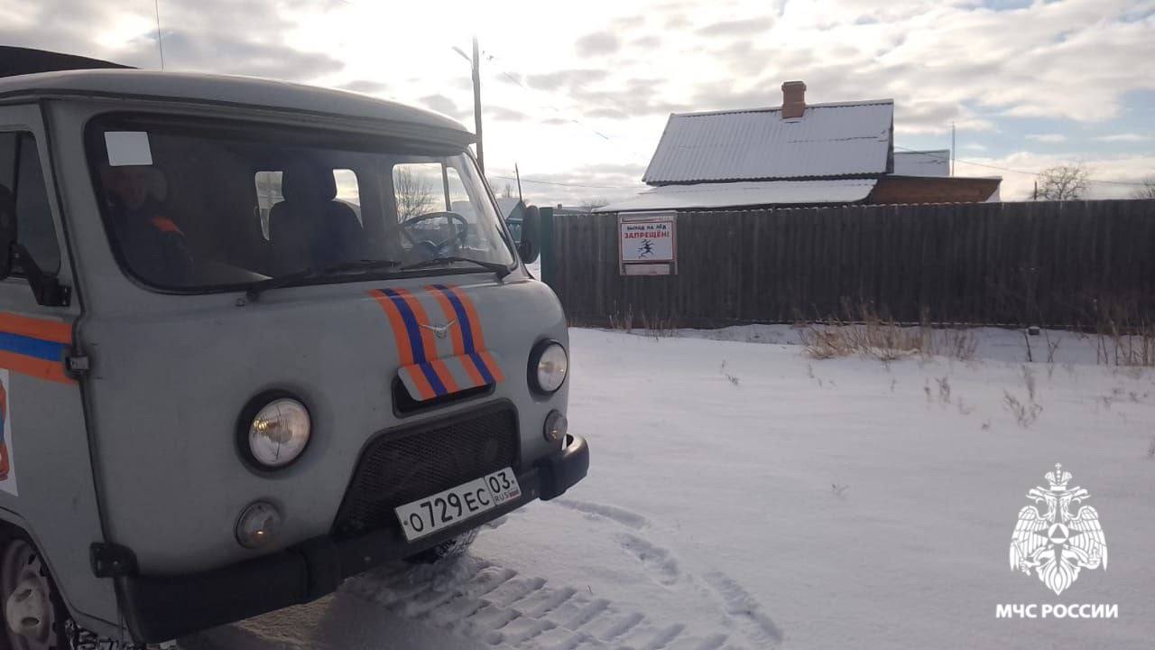 В Кабанском районе под лед провалился автомобиль  Инцидент произошел на акватории Байкала в пяти километрах от берега в районе села Истомино. Два человека выбрались самостоятельно, в помощи не нуждаются.  Выезд на всю акваторию Байкала запрещён до 10 января 2025 года.  АТВ