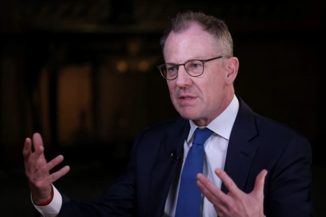 Финансовые индикаторы рынка США Хартнетт из Bank of America полагает что инвестиции в золото и китайские акции эффективны для защиты от бурного роста технологий искусственного интеллекта ИИ Индекс S P 500 достиг уровня превышающего годовую доходность компаний в 23 раза что существенно превышает средние показатели последних двух лет investing investing