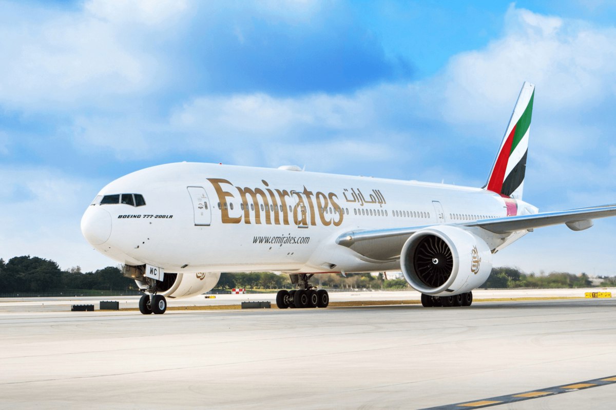 Дубайская Emirates запретила использовать пауэрбанки на борту самолёта. Взять его с собой можно, заряжать устройства — нет.  При этом размещать пауэрбанк на багажной полке нельзя, а его мощность не должна превышать 100 ватт-часов  vc.ru/transport/2146093