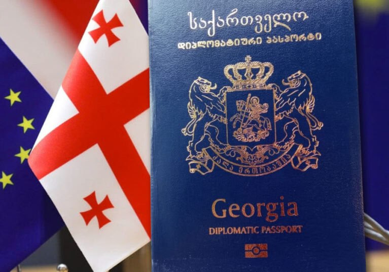 В Грузии обвинили ЕС в нарушении международного права из-за отмены безвиза для дипломатов. Решение Еврокомиссии приостановить безвизовый режим для владельцев дипломатических и служебных паспортов Грузии является нарушением международного права, заявил спикер грузинского парламента Шалва Папуашвили. «В соглашении прописано всё, включая обстоятельства, при которых его действие может быть приостановлено. Ни один из этих пунктов не был нарушен. Нет никаких правовых оснований для того, чтобы какая-либо страна приостановила действие соглашения. Европейский союз нарушает международное право», — заявил Папуашвили цитата по «Sputnik» . «Tbilisi life» со ссылкой на «Euroscope» сообщает, что сейчас безвизовый режим для обладателей дипломатических и служебных паспортов Грузии приостановлен в 10 странах: Румынии, Болгарии, Латвии, Литве, Эстонии, Люксембурге, Нидерландах, Франции, Бельгии и Италии. Швеция приостановит его с августа. 30 июня премьер-министр Грузии Ираклий Кобахидзе заявил, что ему понадобилась виза для посещения одной из стран ЕС. Он назвал приостановку безвиза в ЕС для владельцев грузинских диппаспортов «абсолютно позорным решением».