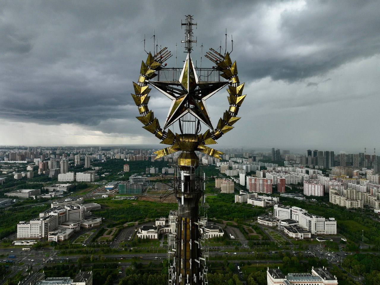 Строители начали капитальный ремонт шпиля главного здания МГУ имени М. В. Ломоносова. Специалисты уже провели детальное обследование конструкции, высота которой сопоставима с 16-этажным домом, а вес превышает 100 тонн, и приступили к зачистке металлоконструкций.