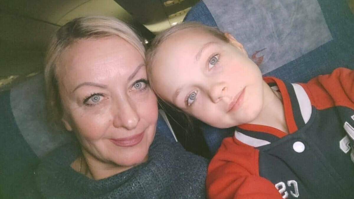 Мать Костылевой запретила ей выступать в шоу Плющенко и разорвала переговоры с академией Мать чемпионки России среди юниоров Елены Костылевой Ирина Костылева в своем Telegram канале сделала резкие заявления касающиеся сотрудничества с командой двукратного олимпийского чемпиона Евгения Плющенко Ирина Костылева прямо заявила о прекращении любого взаимодействия Читать полностью