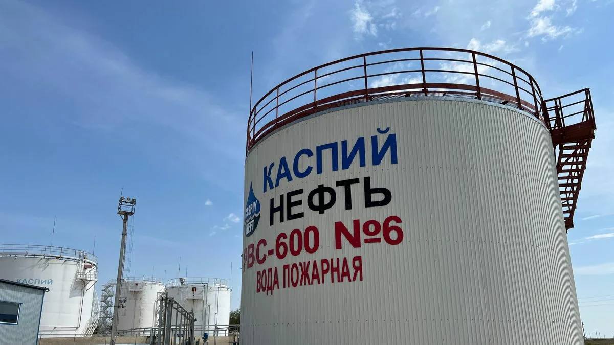 Тимур Кулибаев продает Каспий нефть Почему В Атырауской области стало известно о готовящейся сделке по продаже одной из крупнейших нефтяных компаний региона АО Каспий нефть Предприятие ведёт разработку месторождения Айранколь в Жылыойском районе и на протяжении почти трёх десятилетий остаётся важным игроком нефтегазовой отрасли Казахстана Компания была основана в 1997 году и с тех пор инвестировала десятки миллиардов тенге в развитие месторождения и инфраструктуры По итогам 2023 года выручка Каспий нефть превысила 186 млрд тенге что позволило включить её в список крупнейших частных компаний страны В 2024 году чистая прибыль компании составила 33 5 млрд тенге Возможно столь заметное снижение доходов компании связано не только с сокращением производства но и с падением нефтяных цен В 2024 году Департамент экологии Атырауской области оштрафовала предприятие на 13 6 млрд тенге за выбросы без необходимого экологического разрешения Компания не согласна с вердиктом чиновников Как сообщается в СМИ нынешние владельцы приняли решение о продаже актива Официальных заявлений от руководства пока не поступало однако эксперты связывают возможную сделку с реструктуризацией бизнеса и поиском стратегического инвестора способного обеспечить дальнейшее развитие месторождения Но уже нашли инвестора Особое внимание привлекает тот факт что предприятие имеет важное социальное значение обеспечивает рабочими местами сотни жителей региона формирует значительные налоговые поступления в бюджет а также финансирует социальные проекты в Жылыойском районе В связи с этим вопрос о будущем компании вызывает активное обсуждение в обществе Жители региона отмечают что им важно понимать кто станет новым владельцем компании и сохранит ли он действующую социальную политику Ситуация вокруг Каспий нефть пока остаётся неопределённой Общественность ожидает официальных разъяснений от акционеров фото Forbes Atyrau ONLINE