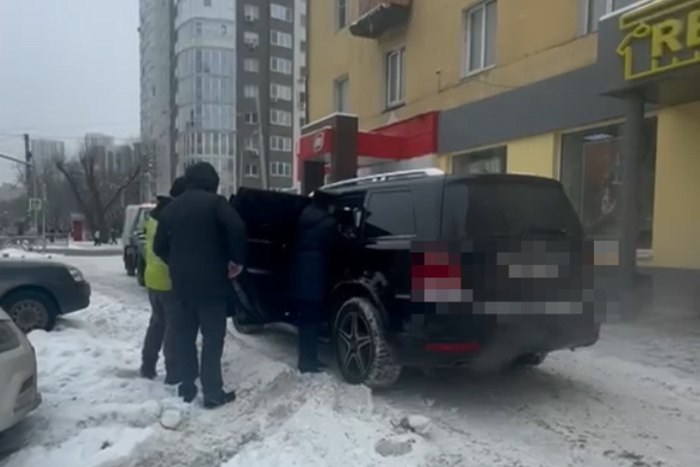 Екатеринбуржец на элитном автомобиле накопил более 500 штрафов на миллион рублей  В Екатеринбурге водитель на Mercedes-Benz 550 GL накопил 547 штрафов на миллион рублей. Правоохранители разыскали внедорожник и эвакуировали его на штрафстоянку. Об этом сообщили в пресс-службе ГУФССП России по Свердловской области.  — Собственник авто не имеет прав на управление транспортными средствами, поэтому передал машину родственнику. Тот совершил на машине больше полутысячи правонарушений на сумму 650 тысяч рублей. Штрафы не были оплачены в срок, так что мужчина должен ещё 400 тысяч рублей исполнительского сбора, — уточнили в ведомстве.  Иномарку объявили в розыск, поскольку её не нашли по месту регистрации. Позже инспекторы ГАИ обнаружили автомобиль на улице Белинского. Если в ближайшее время задолженность не погасят, автомобиль выставят на торги.