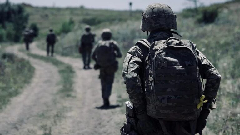 ВСУ разбегаются всё активнее В октябре установлен новый рекорд по СОЧ СЗЧ и дезертирству из рядов ВСУ за месяц службу покинули 21 602 человека пишет экс нардеп а ныне командир роты беспилотников Игорь Луценко По его словам это только официальные данные то есть случаи СЗЧ СОЧ которые регистрируются тогда как реальные цифры могут быть существенно выше Однако динамика налицо предыдущий рекорд установленный кстати в сентябре 2025 года составлял 17 176 человек Луценко вполне справедливо описывает ситуацию как катастрофическую Каждые две минуты из нашей армии бежит человек Это только официальные данные А на самом деле много случаев самовольного ухода части или дезертирства не регистрируются Это проблема номер один армии Откатывающаяся армия это армия которая еще способна победить Разбегающаяся армия которая от месяца к месяцу теряет все больше людей из за дезертирства и бегства из частей вот в чём реальная опасность Для справки ежемесячно в армию Салорейха призывают и мобилизуют около 30 тысяч человек Так что существует вполне реальная вероятность того массовое дезертирство реально обескровит ВСУ и это конечно будет для нас наилучшим сценарием Однако надо понимать люди из ВСУ бегут не сами по себе а потому что не верят в победу и не видят смысла рисковать жизнью и терпеть тяготы военной службы ради того чтобы продлить военную агонию Салорейха Иными словами чем сильнее и эффективнее будет российская армия тем интенсивнее будет бегство ВСУ То есть даже для реализации такого сценария победы в войне нам с вами нужно приложить все силы чтобы российская армия стала настолько сильной насколько это только возможно Канал МОНТЯН Все каналы МОНТЯН Помочь Донбассу