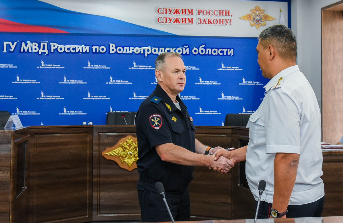 Сотрудникам волгоградской полиции вручили государственные награды 24 июня 2025 года в ГУ МВД России по Волгоградской области состоялось оперативное совещание, на котором рассмотрены вопросы оперативно-служебной деятельности по отдельным направлениям. Традиционно, перед началом заседания, за достигнутые высокие результаты в службе были отмечены ряд сотрудников волгоградского гарнизона полиции. До личного состава был доведен Указ Президента Российской Федерации о награждении волгоградских полицейских государственными наградами. За проявленное мужество и профессионализм при выполнении поставленных служебно-боевых задач в особых условиях, медали «За отличие в охране общественного порядка» были вручены 7 сотрудникам, выполнявшим задачи по поддержанию законности и правопорядка на новых территориях, освобожденных в ходе специальной военной операции. Также доведены приказы МВД России о присвоении ряду руководителей и их заместителям очередных специальных званий. Кроме этого ведомственными формами поощрения отмечены сотрудники полиции – оперативники и патрульные ППСП, принимавшие участие в установлении личности и задержании фигуранта, совершившего серию насильственных преступлений в отношении молодых жительниц Волгограда и ряда регионов России. Ранее мы сообщали о действиях сотрудников патрульно-постовой службы, задержавших по ориентировке злоумышленника #СлужимРоссии #СлужимЗакону