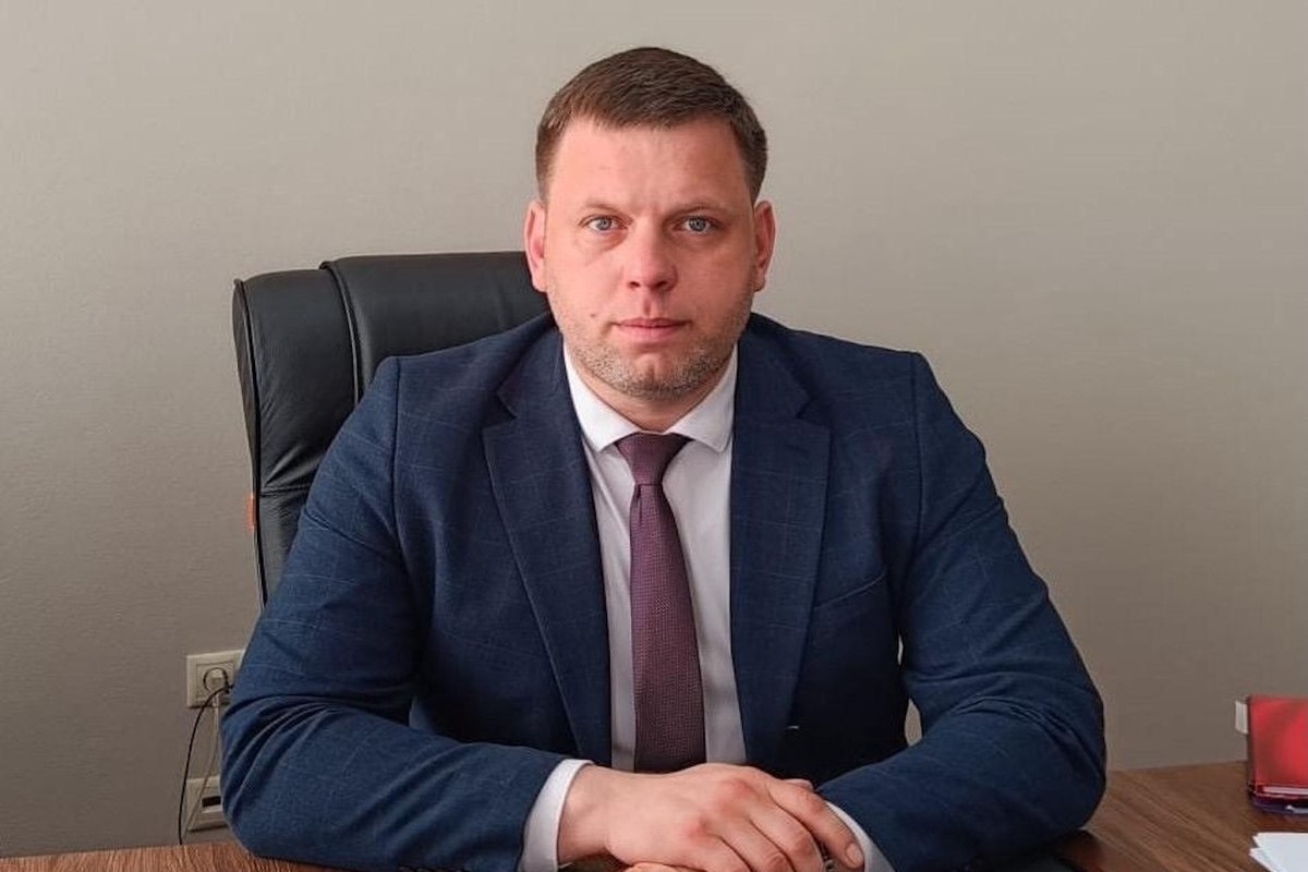 Новый первый вице-мэр: долго ли продержится Мацак? Вчера, 27 мая, стало известно, что у красноярского градоначальника Владислава Логинова появился новый вице-мэр. На этот раз первым заместителем Логинова стал Александр Мацак, который теперь будет курировать отрасль жилищно-коммунального хозяйства, градостроительства, муниципального имущества и земельных отношений. Это уже третий за год первый заместитель по вопросам ЖКХ. Подробнее – на Бабре #красноярск