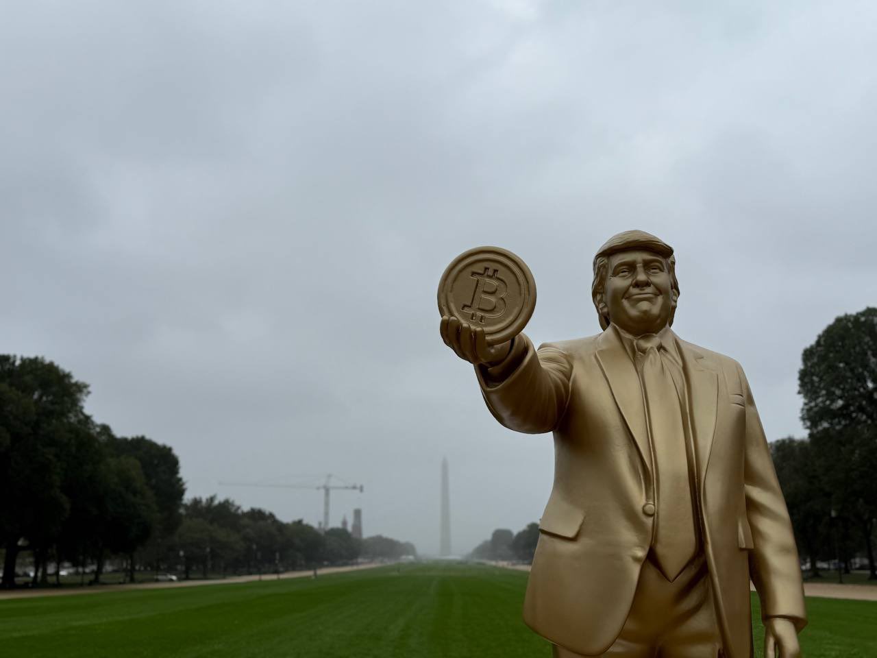 Криптоинвесторы США на несколько часов установили золотистую статую Трампа напротив здания Капитолия в Вашингтоне Об этом сообщил телеканал ABC7 Фото Donald J Trump Golden Statue X radiomirby