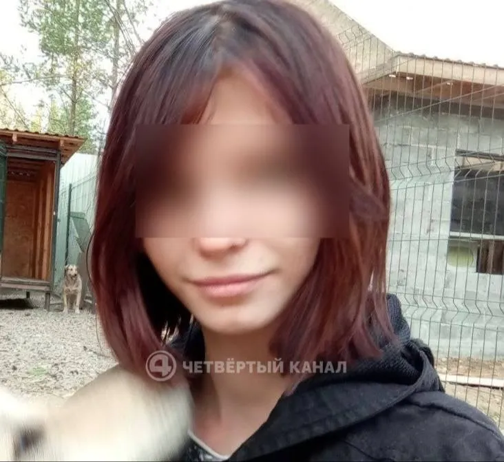 Распылила баллончик чтобы прогулять контрольную ученики рассказали как их одноклассница брызнула из перцовки в школе 93 Екатеринбурга Ученики сообщили нашему журналисту что инцидент произошёл в женском туалете на втором этаже По их словам сначала все почувствовали запах духов или вина но вскоре у ребят начался кашель слезились глаза кружилась голова У всех были красные глаза кружилась голова сначала мой одноклассник сам кому то помогал пока не протёр глаза и они у него также покраснели На второй этаж вообще невозможно было подняться пахло ужасно я сама надышалась этим перцем и сегодня весь день кашляла рассказала одна из учениц По сообщениям школьников директор перевела всех детей со второго этажа на третий девятиклассников посадили вместе с пятыми классами Медпункт у столовой быстро заполнился пострадавшими Сама нарушительница на фото пыталась сбежать но её поймали По словам одноклассников баллончик она принесла чтобы прогулять контрольную Ведёт она себя мягко говоря не очень баллончик она принесла для того чтобы прогулять контрольную говорит школьница снова школьники с опасными игрушками Подписаться на 4 канал Мы в MAX