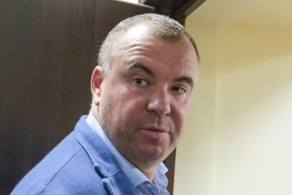 В Испании задержан первый экс-заместитель секретаря украинского СНБО - НАБУ Речь идёт об Олеге Гладковском Свинарчуке . В ведомстве сообщают, что его, совместно с экс-заместителем министра обороны и директором департамента Минобороны, обвиняют в организации закупки в рамках госзаказа грузовых автомобилей повышенной проходимости по завышенным ценам, что нанесло государству убытки на более чем 17 млн грн. Ещё раз — семнадцать миллионов гривен около 33 млн. рублей . Сумма настолько смешная на фоне текущих объёмов воровства на Украине, что закрадывается подозрение — а только ли за это ловят в Испании бывшего чиновника? Сейчас испанской стороной решается вопрос об экстрадиции Гладковского. Украина.ру — подписаться и знать больше