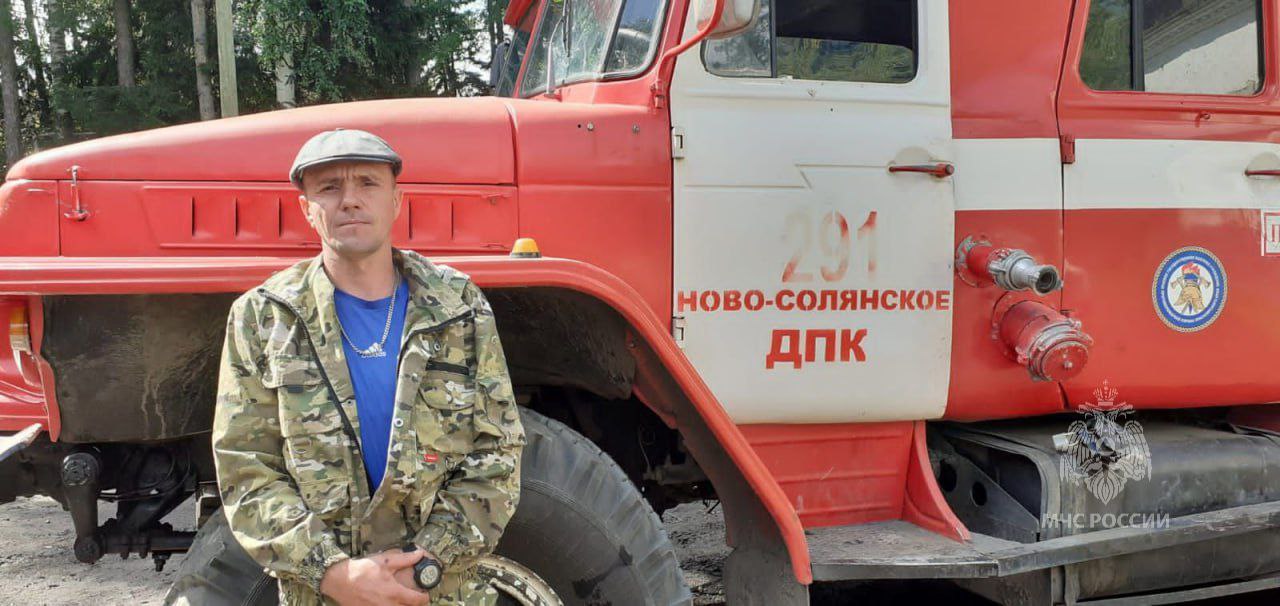 Мужчина из Красноярского края спас месячного младенца из пожара  К Максиму Макоткину из Старой Солянки Рыбинского района 28 июля в панике прибежала соседка, которая рассказала, что ее дом горит, а в нем ребенок.   Я сразу же намочил какой-то предмет, сам уже не помню, что, и пошел в дым. Там на коленях наощупь я смог найти и вынести ребёнка на свежий воздух, где меня ждала моя супруга Наталья и соседи. Малыш не успел сильно надышаться и быстро пришел в себя. Позже его вместе с мамой забрали медики в Канскую городскую больницу. С ними все в порядке, оба живы и здоровы  — рассказал спаситель.   В МЧС собираются наградить Максима.    Подписаться   Взгляд Инфо