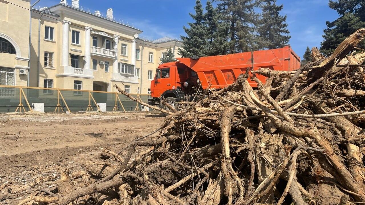 2 млн рублей потратят в Волжском на валку и обрезку деревьев  Администрация Волжского объявила о подготовке к проведению работ по благоустройству и текущему содержанию городских территорий. Основные виды работ включают стрижку кустарников, валку деревьев, в том числе с применением специализированной техники и вырезку ветвей.  Начальная цена контракта — 2 миллиона рублей. Срок выполнения работ — до 30 октября.           Подписаться