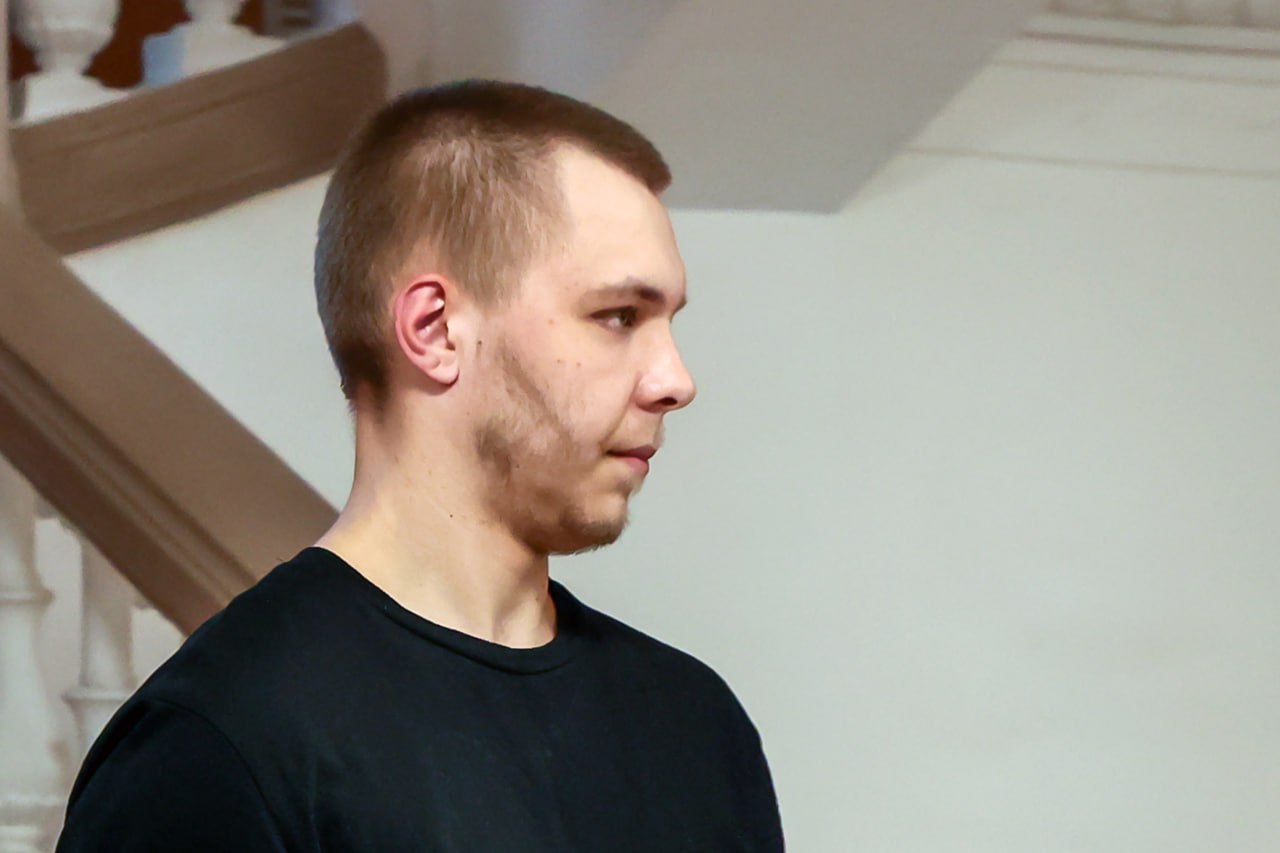 Никита Журавель не пропадал, родственники с ним на связи, заявил адвокат Сабинин  Адвокат осужденного за госизмену и сожжение Корана Никиты Журавеля Андрей Сабинин в беседе с RTVI опроверг слухи о том, что заключенный долгое время не выходит на связь. Он заявил, что родители молодого человека с ним на связи «регулярно».    «Эта информация не соответствует действительности. Они [письма от Журавеля] приходят родственникам, а почему они не приходят кому-то — я вам этого сказать не могу, не я же переписываюсь. Так что, скорее всего, временно не пишет или еще что-то. Кроме того, две недели в начале мая цензор был в отпуске — соответственно, письма вообще не приходили, не уходили», — объяснил адвокат Андрей Сабинин в беседе с RTVI.    4 июня «АиФ-Волгоград» сообщил, что Журавель перестал выходить на связь с близкими и теми, кто с ним переписывался. Издание уточняет, что эта информация активно обсуждается в соцсетях и пабликах уже двое суток   : Дмитрий Рогулин / ТАСС