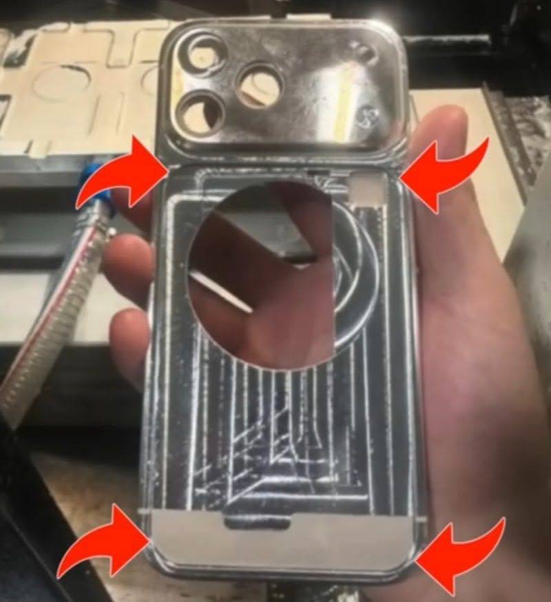Появилось первое реальное фото алюминиевого корпуса для iPhone 17 Pro Судя по снимку, корпус выполнен целиком из алюминия. В отличие от прошлогоднего iPhone 16 Pro, где выступ для камеры представлял собой отдельный стеклянный модуль на стеклянной задней крышке, в iPhone 17 Pro выступ и задняя панель изготовлены единым алюминиевым блоком. То есть в новинках будет использоваться цельный кусок алюминия, а не комбинация стекла и алюминия. Отказ от стекла в задней части, вероятно, повысит прочность конструкции. #новости