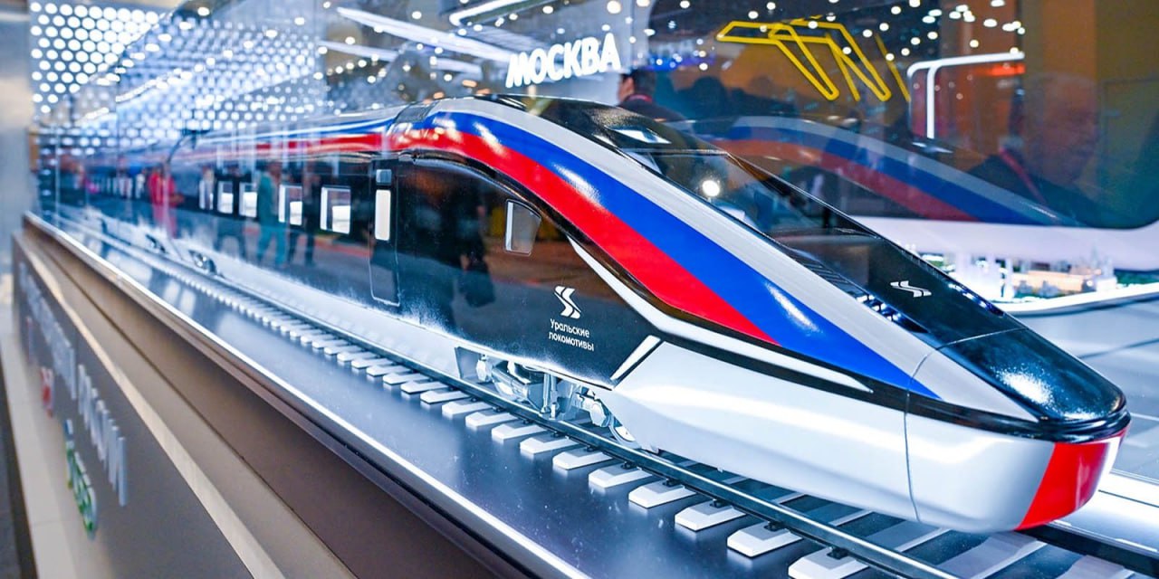 ВЭБ направил первые ₽ 7 млрд на производство высокоскоростных поездов для ВСМ «Москва – Санкт-Петербург» Ранее набсовет ВЭБа одобрил условия участия ВЭБа в финансировании проекта в объеме до ₽ 33,915 млрд на срок до 14,5 лет. Запуск производства поездов — в 2027 г., начало серийного выпуска — в 2028 г. Проект реализуется АО «Уральские Локомотивы». Бюджет проекта — около ₽ 43 млрд. Кредит предоставляется на специальных условиях в рамках механизма «Кластерная инвестиционная платформа». ВЭБ также обеспечивает исполнение договоров поставки подвижного состава — гарантии ВЭБа на ₽ 52 млрд. Проект предусматривает поставку 43 высокоскоростных поездов. Где построят завод? Комплекс на 60 тыс. м² появится на площадке завода «Уральские локомотивы» в Верхней Пышме. Поезд будет разгоняться до 400 км/час Когда начнутся пассажирские перевозки? По планам — весной 2028 г. Время в пути составит 2 часа 15 минут. #ВСМ