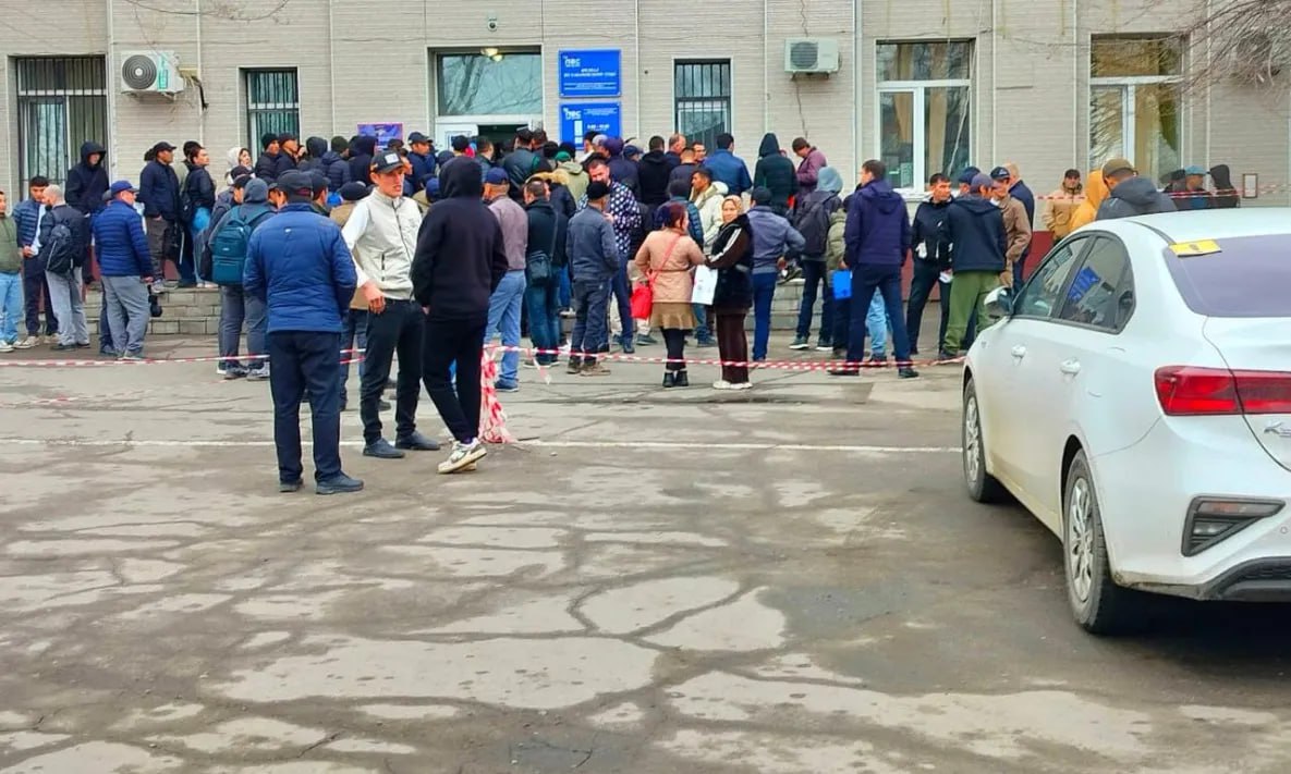 ⏺ В Хабаровском крае патенты для мигрантов станут дороже Патенты, которые дают право легальным мигрантам заниматься тем или иным видом деятельности, в Хабаровском крае предлагают сделать дороже. Такую инициативу рассмотрели и одобрили на заседании профильного комитета Законодательной думы. Предлагается повысить региональный коэффициент на период с 2026 по 2028 год. Этот показатель используется при расчёте налога на доходы физических лиц для иностранных граждан и влияет на стоимость патента. В настоящее время в Хабаровском крае цена этого документа одна из самых низких в Дальневосточном федеральном округе. Парламентарии отметили, что увеличение стоимости патента не приведёт к нехватке рабочих рук в отраслях, где они задействованы. Удорожание лишь сравняет среднюю цену документа на право иностранцам трудиться в крае с соседними регионами. По оценке министерства финансов региона, если коэффициент увеличится с 2,7 до 3,1, то это приведёт к ежегодному росту доходов бюджета края на 200 –220 миллионов рублей.