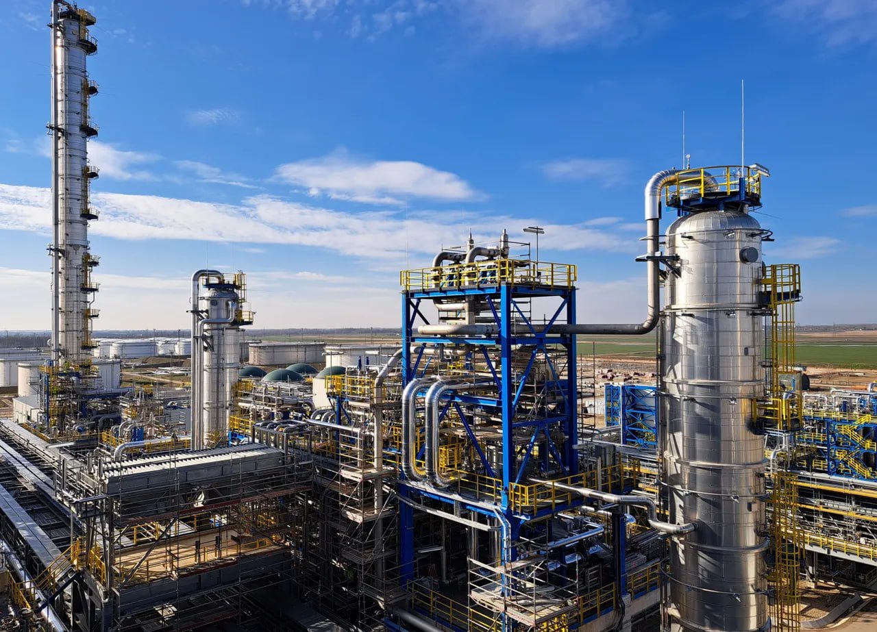 Первое в России производство окиси пропилена по технологии HPPO Hydrogen peroxide to propylene oxide планируется создать в Чувашии - предварительно объем инвестиций оценивается почти в 20 млрд рублей. "Первое в России производство окиси пропилена по технологии HPPO будет построено в Новочебоксарске на площадке ПАО "Химпром". Проект предполагает создание производства окиси пропилена для импортозамещения ее переделов российскими предприятиями" - сообщает Оргсинтез. Ожидается, что на новом производстве создадут около 150 рабочих мест. На предприятии уточнили, что инвестиции в предпроектную стадию составят порядка 100 млн рублей, завершение данного этапа планируется в ноябре 2025 года.