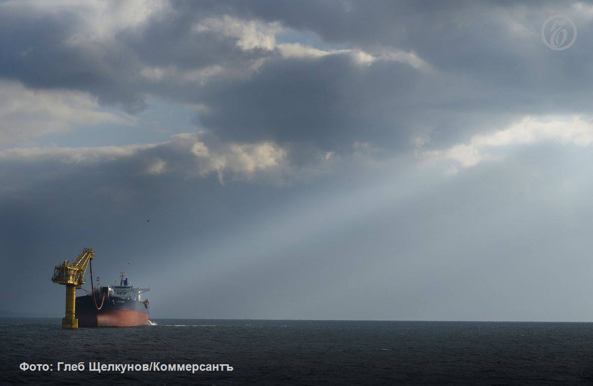 Азиатские покупатели начали массово сокращать закупки российской нафты Поставки этого нефтехимического сырья в Индию Китай и на крупнейший для РФ экспортный рынок Тайвань в ноябре упали на 57 80 к октябрю По информации участников рынка некоторые азиатские импортеры отказываются от российского нефтехимического сырья после введения в октябре санкций США Индийские покупатели вероятно полностью прекратят импорт российской нафты Отказаться от российского сырья может тайваньская Formosa Petrochemical меньше становится и покупателей в Китае Для Тайваня некоторые предприятия которого почти полностью зависят от российской нафты быстро найти альтернативу будет крайне сложно говорят аналитики Подписывайтесь на Ъ Оставляйте бусты