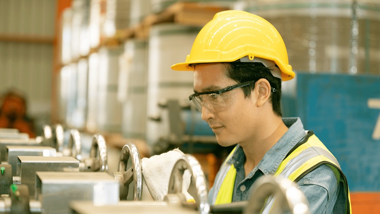 Число трудовых мигрантов в Беларуси ощутимо выросло Из каких стран едут Статистика Минтруда свидетельствует о том что за последний год количество иностранных работников в Беларуси существенно увеличилось причем больше половины из них приехали в нашу страну из двух государств Подробности здесь myfin news