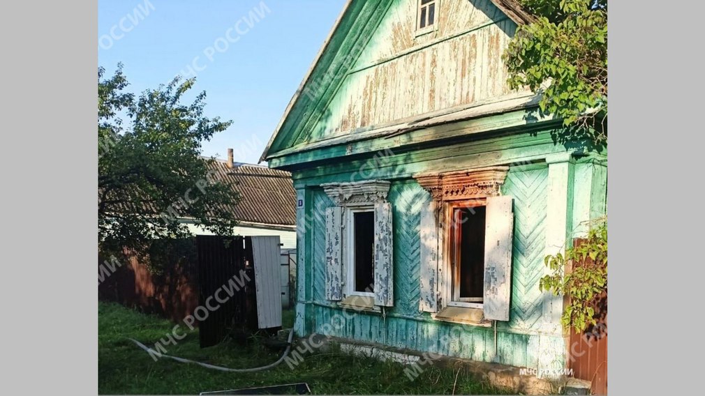 В Новозыбкове на улице Ворошилова вспыхнул пожар в частном доме. Сообщение о возгорании рано утром поступило в оперативную дежурную смену областного ГУ МЧС России. К тушению были привлечены 2 единицы пожарной техники. Возгорание удалось оперативно ликвидировать. К сожалению, в результате пожара погибли 85-летний мужчина и 70-летняя женщина. Пламя повредило отделку и имущество одной из комнат дома на 8 квадратах. На месте происшествия работают дознаватель МЧС России и следственно-оперативная группа. Жителям Брянской области напоминают, что в случае пожара нужно незамедлительно звонить по телефону 101 или 112. Фото: пресс-служба ГУ МЧС России по Брянской области.