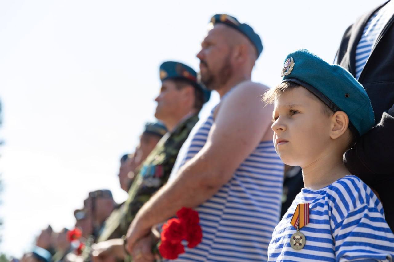 День Воздушно-десантных войск традиционно отметят в Сургуте 2 августа исполняется 95 лет со дня рождения Воздушно-десантных войск. Тогда, в 1930 году, под Воронежем 12 десантников впервые спрыгнули с парашютами для выполнения тактической задачи. Первые десантные части были сформированы спустя год и начали активно внедряться в Красную армию. У памятника воинам-интернационалистам соберутся представители Администрации и Думы города Сургута, ветераны ВДВ, члены их семей, чтобы возложить цветы и минутой молчания почтить память погибших, которые ценой своей жизни выполняли воинский долг. 2 августа в 11:00. Памятник воинам-интернационалистам сквер «Центральный» . __________ Администрация города