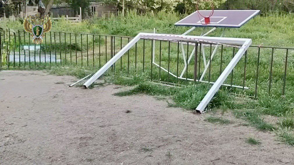 На Ставрополье предпринимателю и инженеру грозит до 6 лет колонии за смерть ребёнка на игровой площадке В Буденновский райсуд поступило уголовное дело в отношении предпринимателя и инженера стройконтроля обвиняемых в оказании услуг не соответствующих требованиям безопасности что привело к смерти ребенка Отметим речь о трагедии случившейся в посёлке Херсонском в мае прошлого года На ребёнка упала металлическая конструкция спортивно игрового комплекса Полученные травмы оказались несовместимыми с жизнью школьник скончался на месте происшествия По информации краевой прокуратуры администрация округа и предприниматель заключили контракт на возведение детской спортивно игровой площадки в указанном поселке При строительстве игровой зоны подрядчица установила ворота для мини футбола с баскетбольными щитами которые не соответствовали нормам безопасности Конструкции имели заводские дефекты нарушения технологии изготовления а также ошибки при сборке и установке Инженер отвечавший за строительный контроль при возведении площадки желая сэкономить время подписал акт выполненных работ без их фактической проверки Теперь обвиняемым грозит до 6 лет лишения свободы Фото прокуратура СК  Подписаться на 1777 в MAX