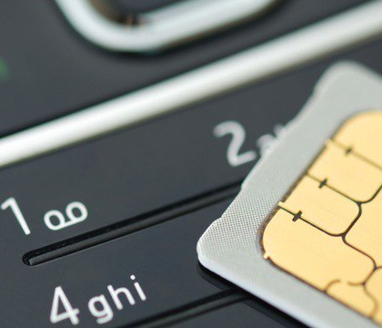 В 2025 году россияне установили рекорд по смене операторов связи с сохранением номера Как сообщили в Минцифры в 2025 году в России был установлен рекорд по числу переходов от одного оператора мобильной связи к другому с сохранением номера Всего граждане воспользовались соответствующей возможностью 5 4 миллионов раз Стоит отметить что на одного человека можно зарегистрировать до 20 SIM карт