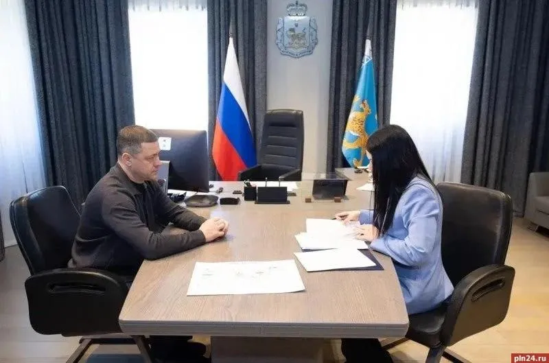 Новый туристский маршрут прокладывают по югу Псковской области Губернатор Псковской области Михаил Ведерников и министр туризма региона Марина Егорова обсудили рабочую версию нового маршрута по югу области В маршрут планируется включить Великолукскую крепость музей усадьбу Софьи Ковалевской Себежский национальный парк и гастрономические объекты Размещение туристов предусмотрено на базе отдыха Солнечный Бор здесь расширили номерной фонд и обновили территорию в рамках президентского нацпроекта Туризм и гостеприимство Маршрут составлен с учётом расписания поезда Москва Псков В перспективе маршрут планируется адаптировать для автомобильных путешествий При поддержке президентских нацпроектов в регионе уже разработано пять автомаршрутов доступных на туристическом портале Псковской области ПЛН в MAX