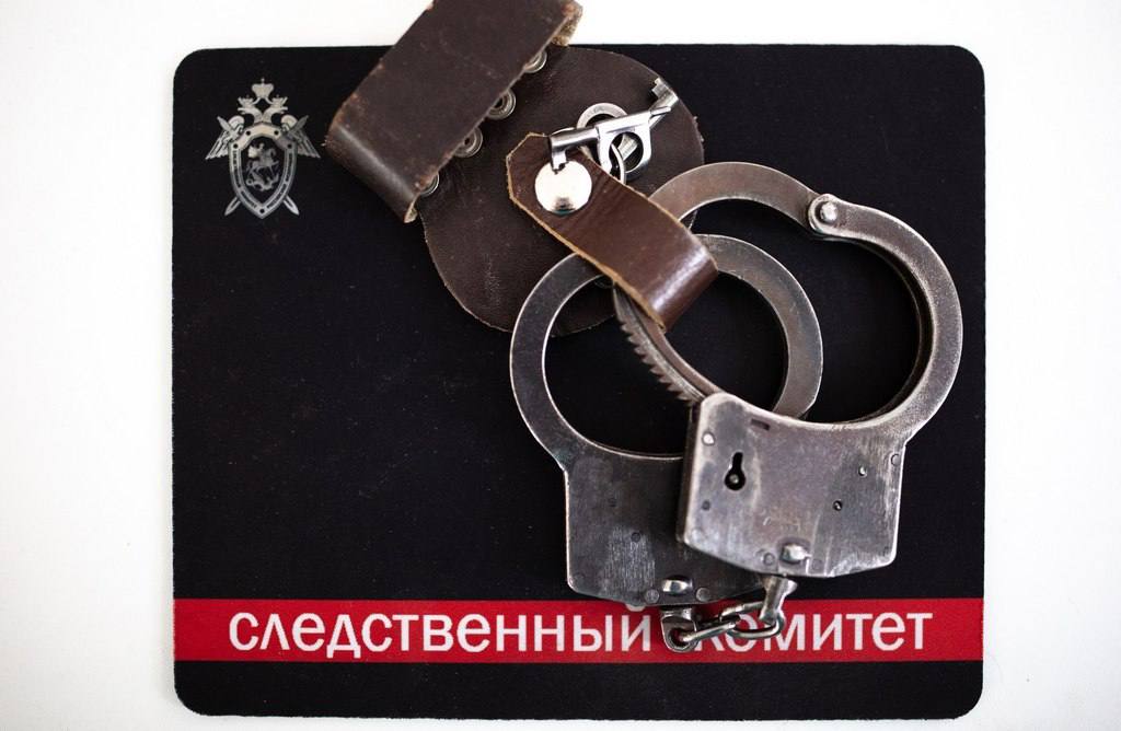 По ранее возбужденному уголовному делу – по факту превышения должностных полномочий – задержан начальник отдела архитектуры и строительства администрации Табасаранского района, сообщает пресс-служба регионального СКР.  По версии следствия, подозреваемый в 2022 году, зная о том, что на земельном участке, расположенном в селе Ханаг Табасаранского района республики, его знакомым возведено самовольное строение в границах природного памятника «Ханагский водопад», подготовил и утвердил градостроительный план земельного участка, после чего незаконно выдал своему знакомому разрешение на строительство уже существующего самовольно возведенного строения.  Отмечается, что в ближайшее время будет рассмотрен вопрос об избрании в отношении него меры пресечения в виде заключения под стражу.