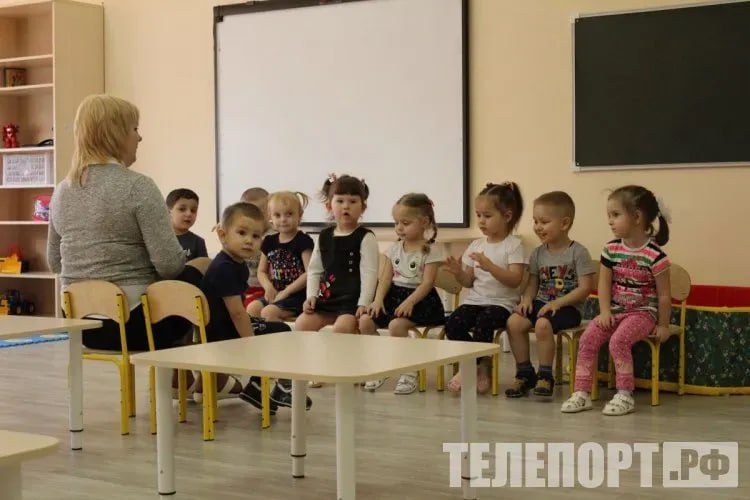 К формированию культа многодетности в Приамурье хотят привлечь работодателей Регион продолжает увеличивать объемы помощи семьям с детьми. В текущем году на эти цели выделено 7,5 миллиарда рублей, что на 500 миллионов больше, чем в 2024 году. Однако, как подчеркивают в министерстве социальной защиты, только финансовых мер недостаточно для решения демографических вопросов. «В обществе нужно сформировать семейные ценности, культ многодетности. В этом, в частности, поможет создание для работников благоприятных условий, при которых они смогут совмещать профессиональные и семейные обязанности», - говорит министр социальной защиты населения Амурской области Наталья Киселева. Она уверена, что такие меры мотивируют амурчан к родительству и многодетности. Подробнее