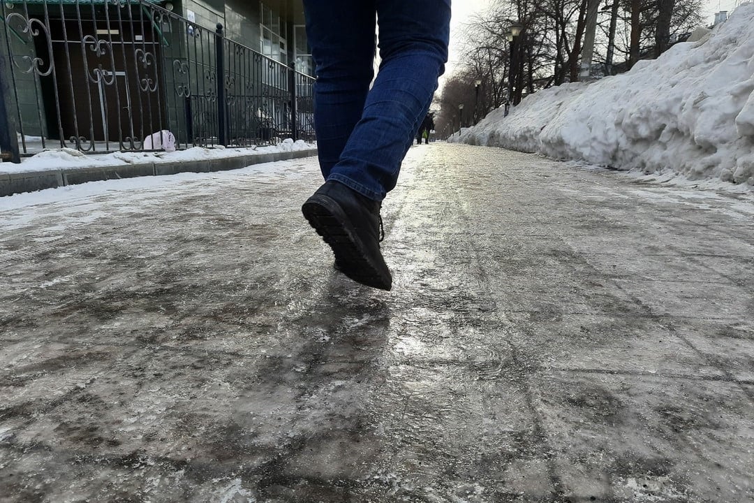 Скользкие дороги и тротуары Хабаровска стали причиной массового наплыва пациентов в травмпункты.  Сегодня в медицинских учреждениях краевой столицы наблюдается наплыв пациентов с ушибами и переломами – люди получают травмы, падая на скользких дорогах и тротуарах города.   Сотрудники МЧС России призывают автовладельцев и пешеходов быть предельно осторожными и внимательными на дорогах в условиях гололедицы.  Будьте осторожны        Дальний Восток   Делись новостью