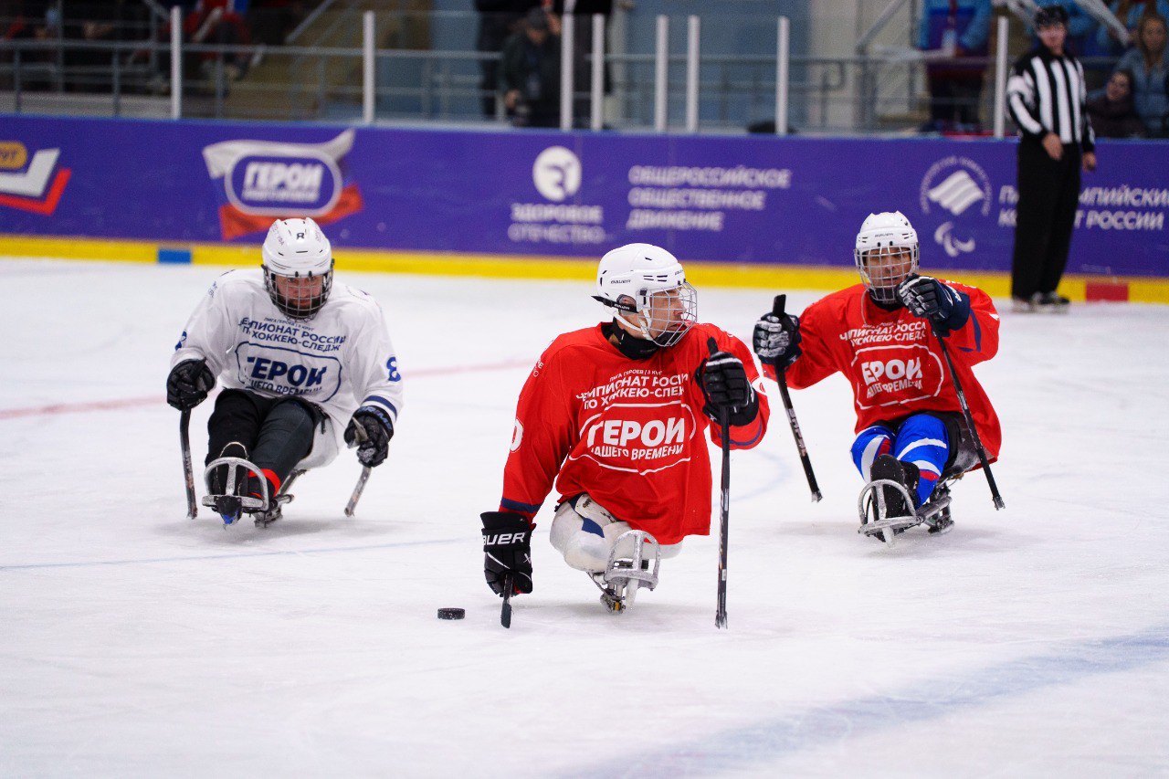 11 декабря в Москве состоится Открытый товарищеский матч по хоккею следж между командами Мужество из Москвы и Звезда из Санкт Петербурга 11 ноября 2025 года в 12 00 в Москве на Малой ледовой арене ЦСКА Автозаводская 23А состоится Открытый товарищеский матч по хоккею следж между двумя командами по следж хоккею частично или полностью сформированными из ветеранов специальной военной операции СХК Мужество г Москва и СХК Звезда Санкт Петербург Среди участников ветераны специальной военной операции Кавалеры ордена Мужества Заслуженные мастера спорта Российской Федерации призеры Паралимпийских игр Организаторы Всероссийская Федерация спорта лиц с поражением опорно двигательного аппарата и региональная общественная организация Федерация хоккей следж города Москвы Приглашаем представителей СМИ к освещению матча  Заявки СМИ принимаются на почту vfpoda yandex ru В заявке необходимо указать ФИО паспортные данные должности контакты представителей СМИ Контакты от Федерации спорта лиц с поражением ОДА Сабина Альбекова 7 499 922 11 96 доб 164 Адрес Малая ледовая арена ЦСКА Автозаводская 23А Приглашаем зрителей и болельщиков на просмотр матча Вход свободный