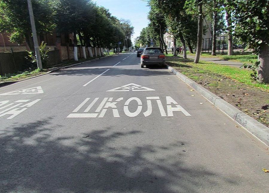 #безопасностьГраждан Прокуратура добилась выделения дополнительного финансирования в размере более 3 млн рублей для устранения нарушений законов в сфере организации безопасности дорожного движения Прокуратура Малмыжского района провела проверку исполнения требований законодательства о безопасности дорожного движения и защите прав несовершеннолетних. Установлено, что в нарушение технических стандартов участок автодороги вблизи средней образовательной школы № 2 и детского сада № 2 в Малмыже не соответствует установленным нормативам, что создает угрозу жизни и здоровью участников дорожного движения, в том числе несовершеннолетних, учащихся этих образовательных учреждений. Учитывая изложенное, прокурор главе городского поселения представление, по итогам рассмотрения которого органы муниципалитета определили финансирование в размере более 3 млн рублей и заключили муниципальный контракт на проведение соответствующих работ. Устранение нарушений законов взято прокуратурой на контроль.
