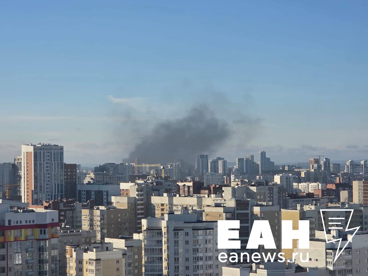 На юго западе Екатеринбурга произошел пожар Как сообщают читатели ЕАН дым виден из других районов города В МЧС подтвердили что произошел пожар на стройке по улице Металлургов Общая площадь пожара составила 40 кв м EanNews