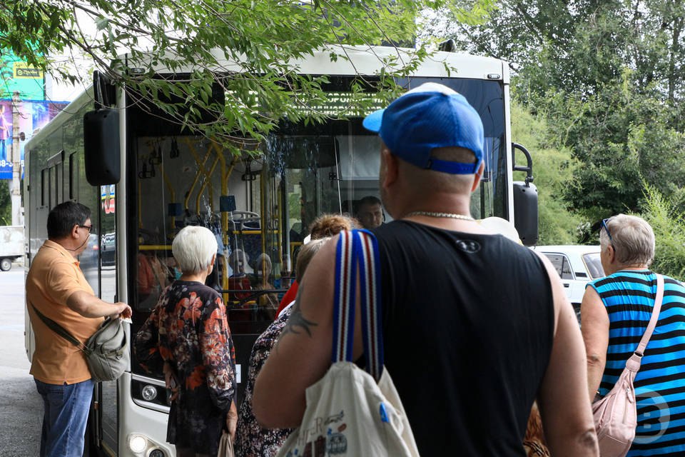 101 миллион человек перевез общественный транспорт Волгограда за 2025 год Это на три миллиона пассажиров больше чем год назад В будни автобусами трамваями троллейбусами и электробусами пользуются в среднем 340 тысяч человек Более половины общего пассажиропотока приходится на электротранспорт и составляет 53 2 млн человек За прошедший год число граждан пользующихся в своих поездках трамваями троллейбусами и электробусами по сравнению с 2024 годом увеличилось почти на 1 млн человек отметили в мэрии Автобусами воспользовались около 47 8 миллиона человек Речным транспортом в прошлом году воспользовались примерно 900 тысяч горожан