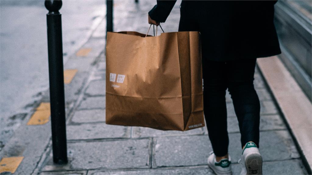 Россияне массово скупают одежду Uniqlo, несмотря на его уход из страны. Японская компания стала самым популярным брендом у граждан по онлайн-покупкам из-за границы. В этот список также попали Apple, Zara, New Balance и Nike. Граждане продолжают покупать импортные вещи, потому что они качественнее и дешевле отечественных аналогов.