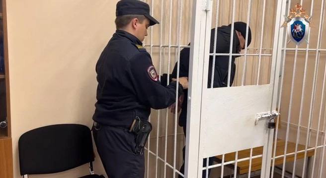 В деле об убийстве московской школьницы в Омске появился второй подозреваемый, пишет «АиФ». — Поначалу подозреваемый признал свою вину. Потом стал рассказывать, что у него были планы на будущее, он копил деньги на автомобиль. Хотел жениться. Вёл жизнь более-менее нормального человека, — рассказал руководитель следственного отдела Сергей Чугунов. По словам следователя, наличие на одежде ДНК — не бесспорное доказательство вины в убийстве. Человек мог прикасаться, но не убивать. Сейчас есть и другой подозреваемый в убийстве. Из-за этого срок следствия продлили до октября 2025 года. ⏹