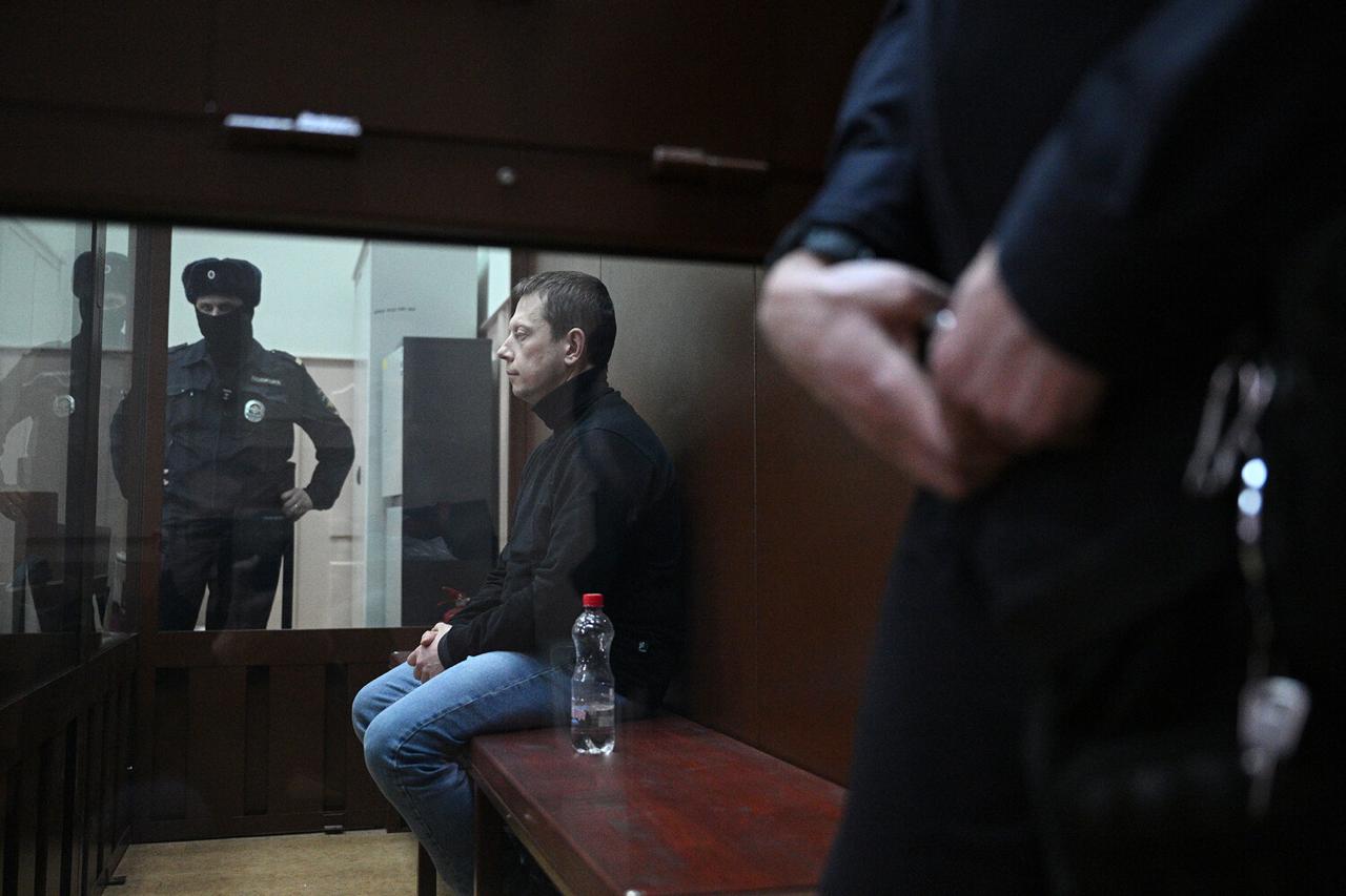 Осужденный за взятку таможенник ушел на СВО Бывший глава Центра электронного декларирования Центральной акцизной таможни Александр Алеев получивший в 2024 году 10 лет колонии оказался в зоне боевых действий После увольнения Алеев подал иск к ФТС о восстановлении на работе но процесс был приостановлен из за его участия в СВО Заморожено и рассмотрение жалобы на решение Никулинского суда который по иску Генпрокуратуры обратил в доход государства 25 млн рублей На суде экс чиновник утверждал что деньги ставшие основанием для приговора он брал в долг и собирался направить на помощь участникам боевых действий Читайте Газету Ru в MAX Участвуйте в розыгрыше