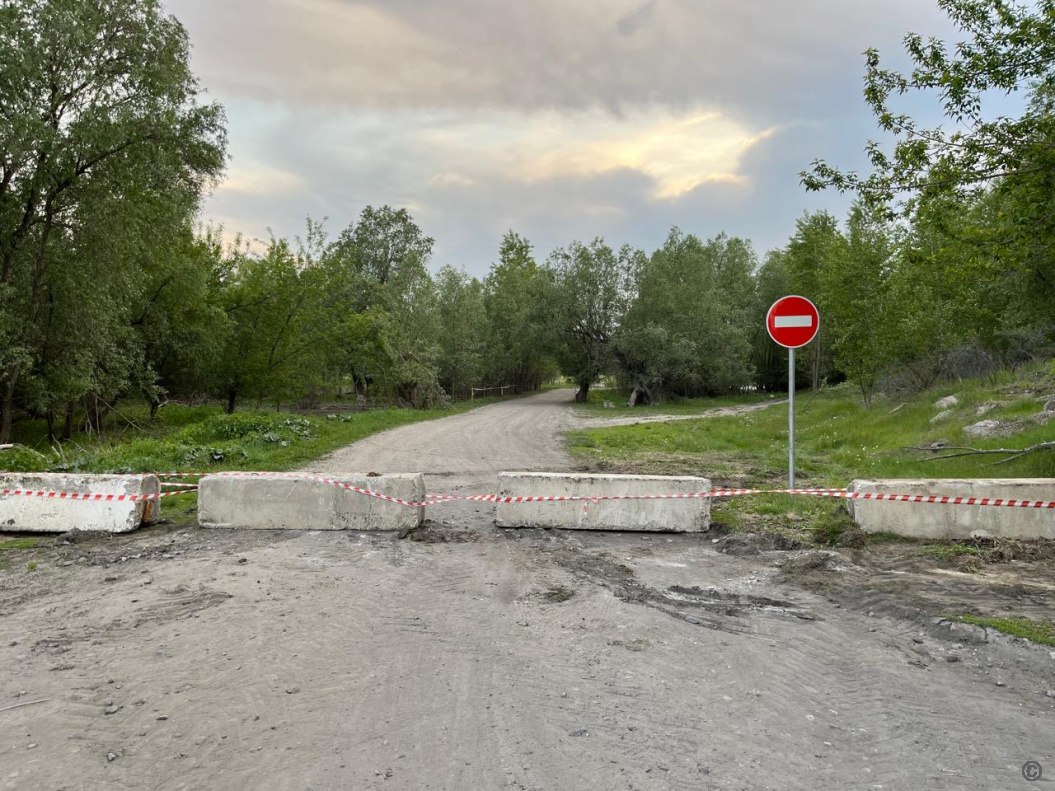 Движение в микрорайоне Затон по дороге на остров Шубинский временно ограничено Уровень воды в Оби на утро 08:00 17 мая составил 433 см над нулем водомерного поста. В связи с подъемом уровня воды движение транспорта временно ограничено от улицы Якорной до дороги, идущей к улице Матросская. Движение транспорта и пешеходов осуществляется по понтонному мосту. На данном участке установлены ограждающие конструкции. Участников дорожного движения просят быть внимательными и осторожными.
