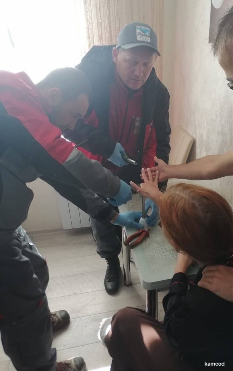 Жительница Камчатки чудом избежала травмы когда её палец застрял в насадке блендера во время готовки Спасатели аккуратно извлекли кисть с помощью инструментов Медики диагностировали повреждение мягких тканей но женщина отказалась от госпитализации Подписаться Предложка Чат
