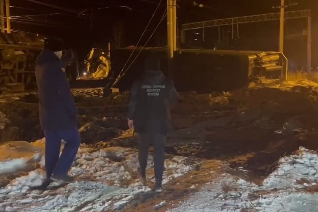 В Пензе сообщили итоги исследований грунта и воды после разлива мазута в Чаисе Губернатор Пензенской области Олег Мельниченко рассказал что на вечерней комиссии по чрезвычайной ситуации обсуждался вопрос ликвидации последствий на станции Чаис где накануне произошел разлив мазута Напомним что в субботу здесь сошли с рельсов и опрокинулись несколько грузовых вагонов из которых на землю пролился мазут По словам Мельниченко в настоящее время РЖД занимается восстановлением железной дороги а затем начнется очистка территории По словам главы региона сначала будет произведена выемка и вывоз залитого мазутом грунта на полигон за пределами Пензенской области эту часть работы завершат до новогодних праздников Весной с приходом тепла будет организована полная рекультивация пораженной в результате чрезвычайного происшествия территории На комиссии свой доклад по ситуации представила главный санитарный врач Пензенской области Татьяна Малова Она заявила что следов нефтепродуктов не было обнаружено в источниках питьевой воды также соответствует норме химический состав почвы вблизи места происшествия Губернатор Олег Мельниченко пообещал держать на контроле ситуацию в Никольском районе   Подписаться на Пенза Взгляд в ТГ Подписаться на Пенза Взгляд в MAХ