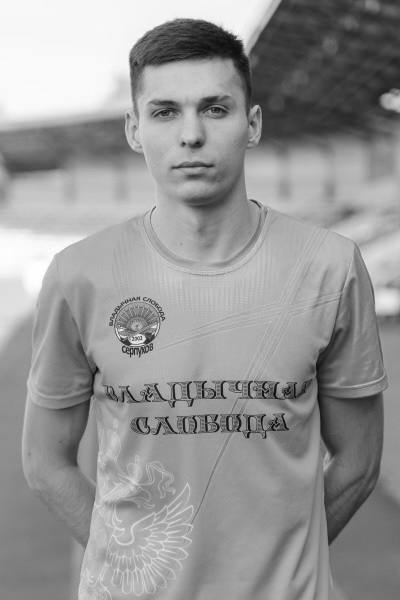 Во время матча умер 26-летний футболист из Серпухова Трагедия произошла 28 июня в Подольске на матче Лиги B-3 первенства Московской области. Местный клуб «Парковый» встречался с командой «Нара» из Наро-Фоминска. На 60-й минуте игрок хозяев Артём Калмыков внезапно потерял сознание и упал на поле. Его пытались реанимировать прямо на месте, но безуспешно — футболист скончался до приезда скорой помощи. Артём Калмыков 1999 г.р. выступал за команды Подмосковья: ФК «Парковый» Подольск , ФК «Чехов-Лада» и ФК «Владычная слобода» Серпухов . Он был одним из лучших игроков, добрым, открытым человеком и любящим отцом. По факту гибели проводится проверка. Как помочь семье Артёма: У него осталась жена и маленькая дочь. Елизавета супруга : +7 977 317-74-23 Сбербанк для помощи: +7 915 004-02-11 Кирилл — капитан ФК «Владычная слобода» Светлая память…