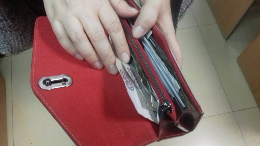 В Бурятии женщина четыре года тратила пенсию покойной матери Пенсионерка с 2021-го года считалась пропавшей без вести. Ее карточка находилась у дочери. Последняя, зная пин-код, ежемесячно снимала все деньги. В мае этого года пропавшую признали умершей, в ЗАГС выдали свидетельство о смерти. Однако ее дочь намеренно не предоставила эти сведения в соответствующее учреждение и продолжала транжирить чужую пенсию. Всего она потратила более 500 тысяч рублей. #Бурятия Номер один