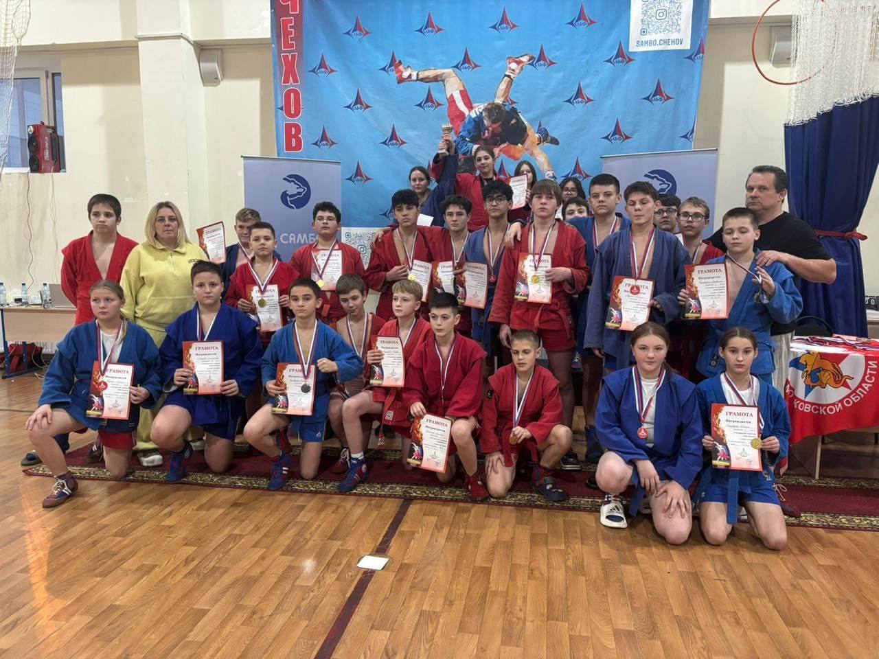 Спортсмены из Протвино стали лучшими на Всероссийском турнире по самбо 25 октября в городе Чехов состоялся Всероссийский открытый турнир Альфа по самбо где команда спортивной школы Протвино завоевала первое место среди сильнейших команд страны   Соревнования собрали лучших самбистов в двух возрастных категориях юноши 2015 года рождения и младше а также юноши и девушки 2009 2014 годов рождения Блестящие результаты показали спортсмены СШ Протвино Золотые медалисты Зиновьев Виктор Ежиков Иван Куровский Всеволод Железнов Михаил Макурин Тигран Полева Валерия Митяева Анна Селимов Руслан Торгунаков Евсей Настасин Матвей Каплун Даниил Серебряные призёры Преображенский Пётр Кобылкин Савелий Полева Виктория Охотников Павел Митяев Дмитрий Голованов Роман Бронзовые призёры Сериков Илья Волос Семён Поздняков Матвей Харченко Полина Особая благодарность тренеру Владе Валерьевне Кафаровой за профессионализм и неоценимый вклад в подготовку спортсменов Поздравляем команду СШ Протвино с заслуженной победой и желаем дальнейших спортивных успехов Подписывайтесь на официальный канал администрации Г о Серпухов в национальном мессенджере МАХ