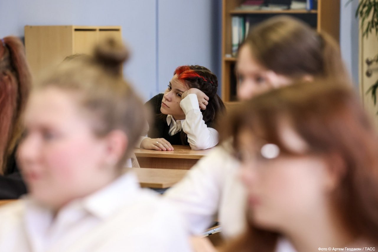 Российским школьницам хотят рассказывать про эскорт Такие беседы планируют вести на Разговорах о важном В последнее время участились случаи когда подростков под видом моделей заманивают в эскорт и ситуация требует дополнительных мер заявила Абзацу председатель Национального родительского комитета Ирина Волынец О преступных схемах по ее словам также стоит рассказывать на родительских собраниях Часто конкурсы красоты преподносятся как манна небесная но на самом деле это международная практика когда девушек причем не только из нашей страны вывозят а затем все приводит к трагедии Здесь очень важно быть бдительными и вести беседы предупреждать о том что в этих цепочках участвуют и преступники сказала она   Подпишитесь на Абзац TG VK Дзен MAX Rutube