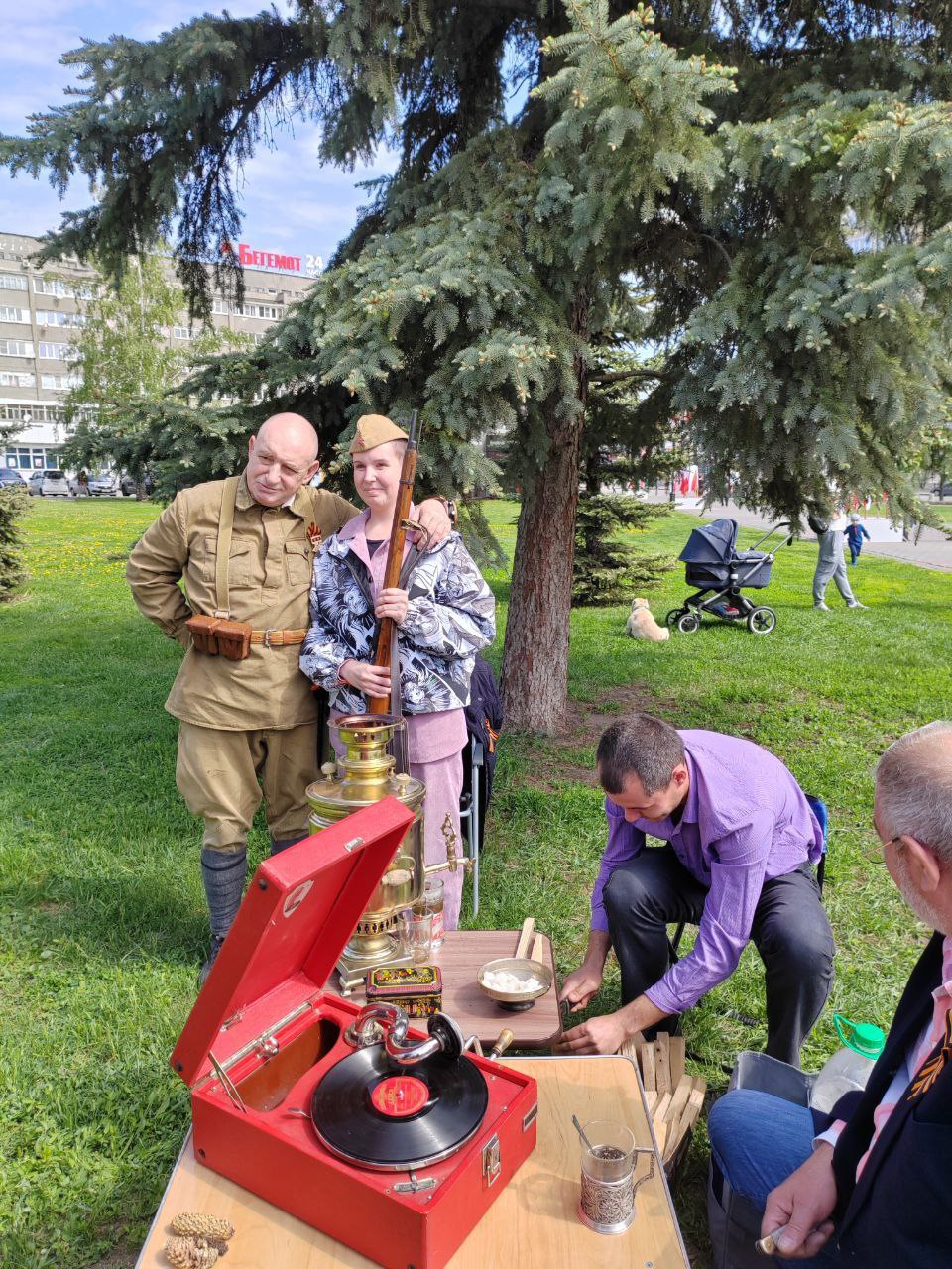 Выставка ретроавтомобилей развернулась у ледового дворца спорта "Кристалл". Москвичи, жигули, волги, газ - 69 и легендарные Победы - всего около трех десятков машин. Можно не только посмотреть, но и сфотографироваться на память. Послушать патефоны, попробовать чай из самовара, примерить современную военную амуницию - здесь есть чем заняться и взрослым, и детворе. Приходите! А в 17.00 здесь стартует праздничная программа "Великой Победе посвящается".