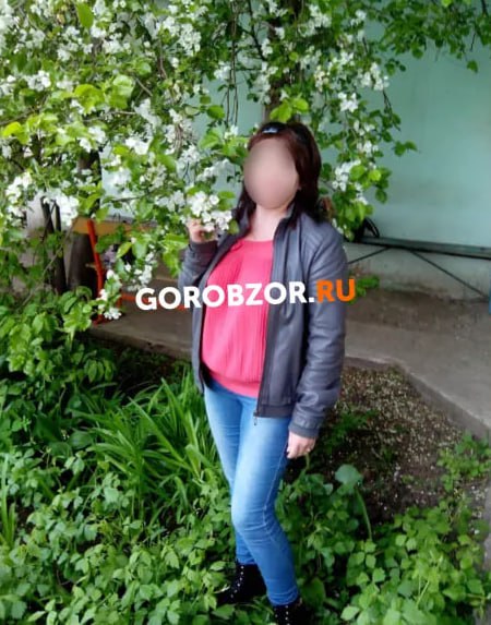 Отказали ноги врачебная ошибка разрушила жизнь жительницы Башкирии В Башкирии из за неверного диагноза врачей оказалась разрушена жизнь жительницы Нефтекамска О врачебной ошибке рассказала дочь женщины Камилла Еще два года назад в 2023 году пациентка обратилась в местную больницу с подозрением на новообразование молочной железы После операции и гистологического исследования выяснилось что у женщины рак с некрозами однако врачи продолжали уверять ее в доброкачественном характере опухоли Спустя два года у пациентки отказали ноги После дополнительных обследований в Уфе выяснилось что у женщины опухоль спинного мозга Позже женщине провели операцию на грудной отдел позвоночника и поставили диагноз карцинома молочной железы с метастазами в позвоночник Все это время врачи писали про доброкачественную опухоль За эти два года никто не открыл результаты не перепроверил никому это не нужно было Мама спокойно могла уйти в ремиссию на начальной стадии Из за того что кто то там неправильно посмотрел результаты моя мама стала инвалидом и борется сейчас за жизнь рассказала Камилла Дочь пострадавшей женщины уверяет что врачи допустили грубые ошибки они проигнорировали результаты гистологии неверно интерпретировали диагноз и затянули с началом лечения Сейчас пациентка находится в тяжелом состоянии испытывает невыносимые боли страдает от бессонницы и потери аппетита Мы ухаживаем за мамой у которой невыносимые боли из за которых она кричит и плачет самые сильные обезболивания уже не помогают сна у нее нет аппетита нет рассказала дочь Семья также вынуждена самостоятельно приобретать необходимое медицинское оборудование и средства ухода Администрация больницы уже начала проводить внутреннее расследование однако родственники пациентки сомневаются в объективности проверки ГорОбзор ру обратился за комментарием в Минздрав Башкирии В городской больнице Нефтекамска сообщили что пациент подал исковое заявление к медицинскому учреждению о компенсации морального вреда за некачественное оказание медицинской помощи Судом будет установлена причинно следственная связь между действиями медицинских работников и развитием заболевания Дело на стадии рассмотрения сообщили в медучреждении Источник gorobzor ru bash ufa