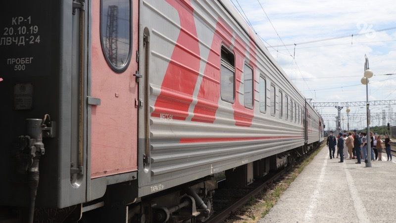 Роды приняли в поезде, следовавшем по маршруту Кисловодск — Тында В ночь с 9 на 10 июня у одной из пассажирок начались преждевременные схватки. Подъезжая к станции в Новосибирске, работники вызвали медиков. В это же время на платформу уже прибыли фельдшеры медпункта вокзала. Процесс протекал стремительно, поэтому пришлось принимать роды в вагоне. Медикам помогали также работники поезда. После этого женщину с малышом отправили в роддом.