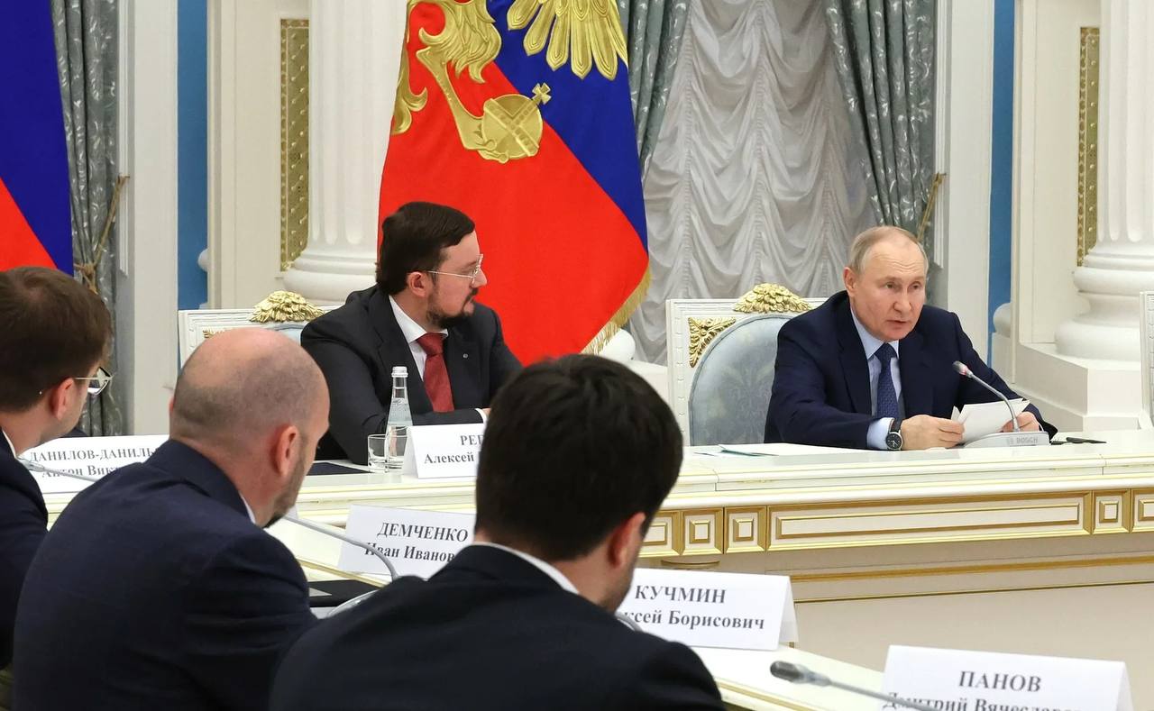 13 мая Владимир Путин встретится с членами Общероссийской общественной организации «Деловая Россия» и пообщается в режиме видеоконференции с участниками ХХ Форума-съезда организации — Кремль Главной темой станет обеспечение сбалансированного развития экономики в условиях структурной трансформации. Оперативно о политике