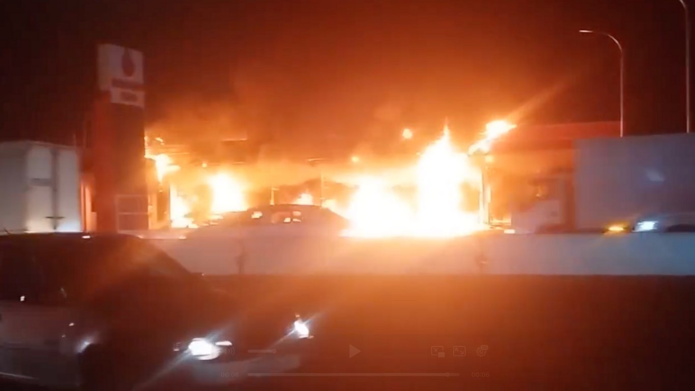 В Самаркандской области на газозаправке сгорели три автомобиля  10 августа в 22:00 на территории автогазозаправочной станции, расположенной в махалле «Шайман» Джамбайского района Самаркандской области, загорелись несколько автомобилей, сообщает МЧС.  Подробнее         Новости, события, мнения    Мобильное приложение  IOS   Android